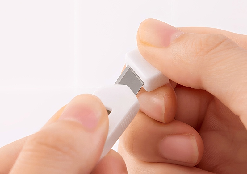 Taglierino compatibile con mano destra e sinistra